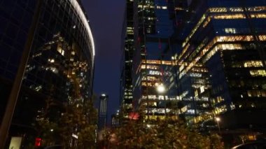 Geceleri Moskova 'nın iş kuleleri. iş başarısı finans ve turizm konsepti (zaman aşımı)