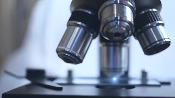 Primer Plano Del Microscopio Investigación Automatizada Búsqueda Gérmenes Virus — Vídeos de Stock