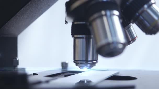 Primer Plano Del Microscopio Investigación Automatizada Búsqueda Gérmenes Virus — Vídeo de stock