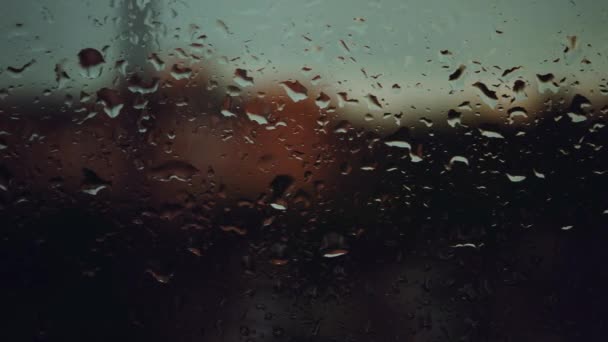 窓に水が落ちてる 雨の日には濡れたガラスに沿ってカメラが動き — ストック動画