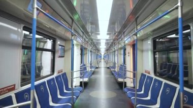 Metro polisi. Boş metro vagonları bir tren yolculuğu sırasında filme alındı.