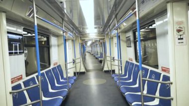 Metro polisi. Boş metro vagonları bir tren yolculuğu sırasında filme alındı.