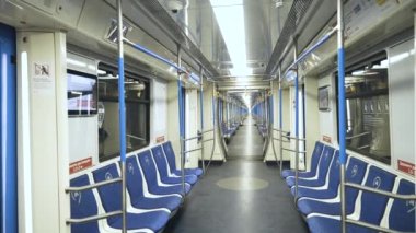 Metro polisi. Boş metro vagonları bir tren yolculuğu sırasında filme alındı.