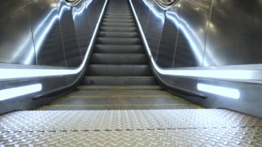 Metro asansöründeki kazıcı.