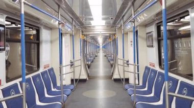 Metro polisi. Boş metro vagonları bir tren yolculuğu sırasında filme alındı.