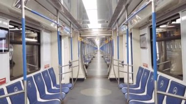 Metro polisi. Boş metro vagonları bir tren yolculuğu sırasında filme alındı.