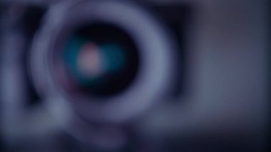 Bir film kamerası veya fotoğraf makinesi lensi yakın plan çekilir.