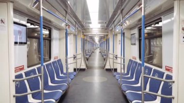 Metro polisi. Boş metro vagonları bir tren yolculuğu sırasında filme alındı.