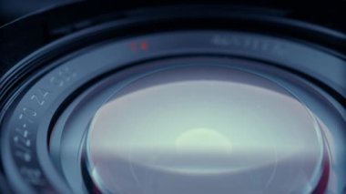 Bir film kamerası veya fotoğraf makinesi lensi yakın plan çekilir.