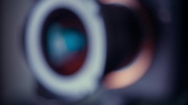 Bir film kamerası veya fotoğraf makinesi lensi yakın plan çekilir.