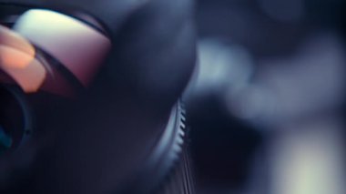 Bir film kamerası veya fotoğraf makinesi lensi yakın plan çekilir.