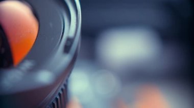 Bir film kamerası veya fotoğraf makinesi lensi yakın plan çekilir.