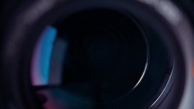 Bir film kamerası veya fotoğraf makinesi lensi yakın plan çekilir.