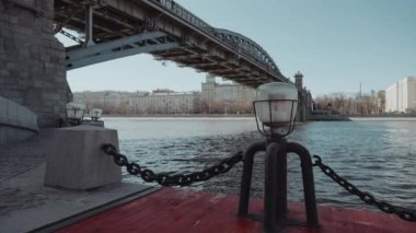 Moskova şehri Puşkin köprüsü nehirde