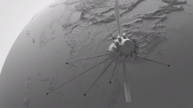 Küresel uydu sistemi açık gri stilli LEO iletişim uydusu dünya çapında uçuyor. 