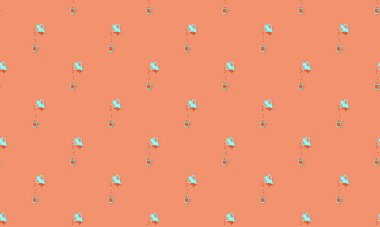 Farklı aksesuarlara sahip renkli arkaplan