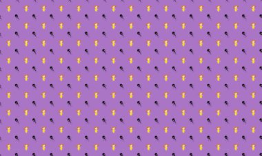 Farklı aksesuarlara sahip renkli arkaplan