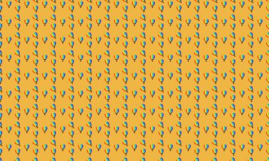 Farklı aksesuarlara sahip renkli arkaplan