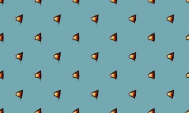 Farklı aksesuarlara sahip renkli arkaplan