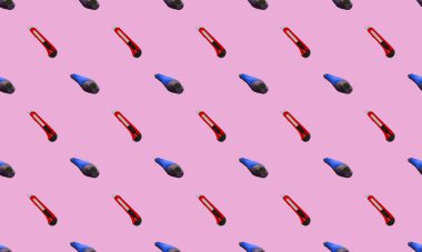 Farklı aksesuarlara sahip renkli arkaplan