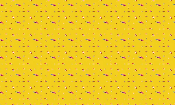 Farklı aksesuarlara sahip renkli arkaplan