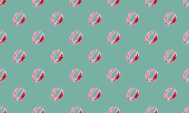 Farklı aksesuarlara sahip renkli arkaplan