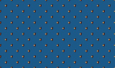 Farklı aksesuarlara sahip renkli arkaplan