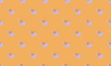 Farklı aksesuarlara sahip renkli arkaplan