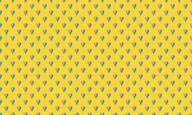 Farklı aksesuarlara sahip renkli arkaplan