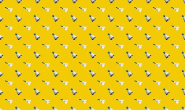 Farklı aksesuarlara sahip renkli arkaplan