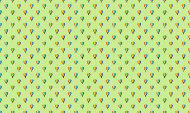 Farklı aksesuarlara sahip renkli arkaplan