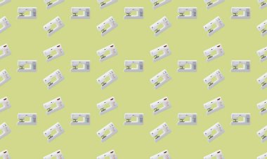 Farklı aksesuarlara sahip renkli arkaplan