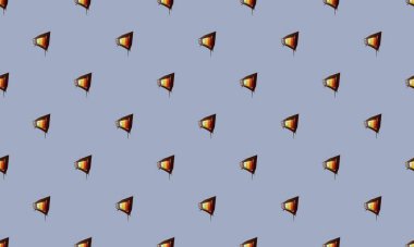 Farklı aksesuarlara sahip renkli arkaplan