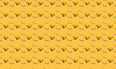 Farklı aksesuarlara sahip renkli arkaplan