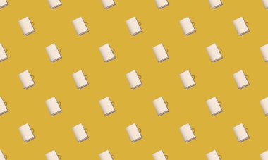 Farklı aksesuarlara sahip renkli arkaplan