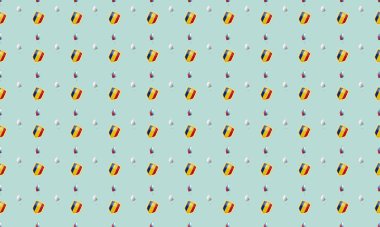 Farklı aksesuarlara sahip renkli arkaplan