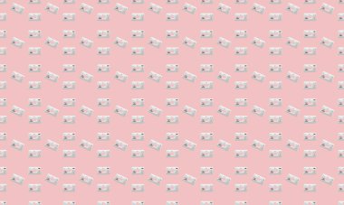 Farklı aksesuarlara sahip renkli arkaplan