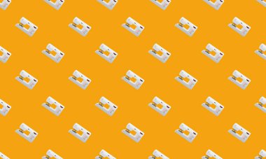 Farklı aksesuarlara sahip renkli arkaplan