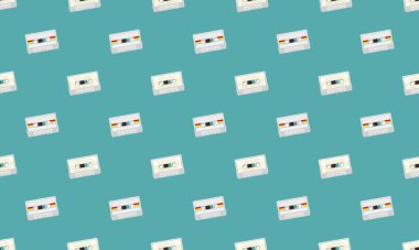 Farklı aksesuarlara sahip renkli arkaplan