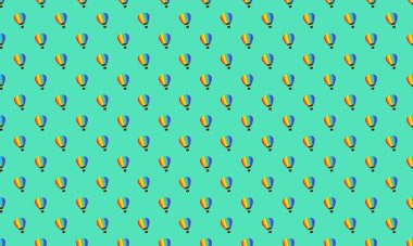 Farklı aksesuarlara sahip renkli arkaplan