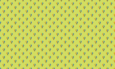 Farklı aksesuarlara sahip renkli arkaplan