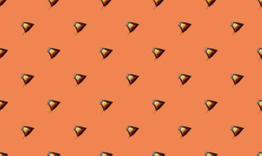 Farklı aksesuarlara sahip renkli arkaplan