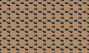 Farklı aksesuarlara sahip renkli arkaplan