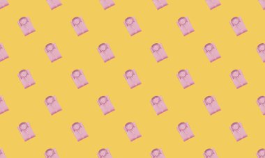 Farklı aksesuarlara sahip renkli arkaplan