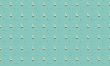 Farklı aksesuarlara sahip renkli arkaplan