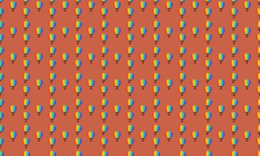 Farklı aksesuarlara sahip renkli arkaplan