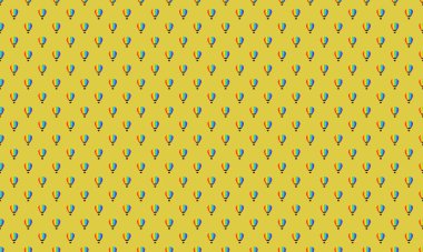 Farklı aksesuarlara sahip renkli arkaplan