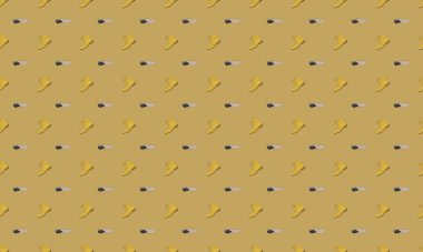 Farklı aksesuarlara sahip renkli arkaplan