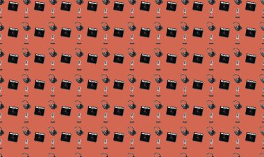 Farklı aksesuarlara sahip renkli arkaplan