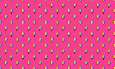 Farklı aksesuarlara sahip renkli arkaplan